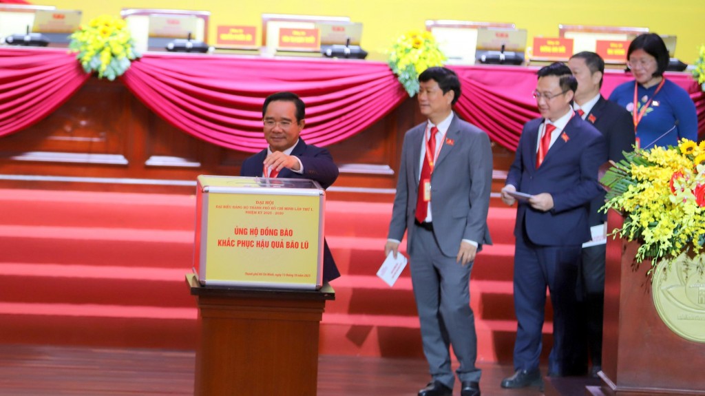  theo lời kêu gọi của Uỷ ban Mặt trận Tổ quốc Việt Nam TP Hồ Chí Minh các đại biểu đã cùng nhau đóng góp ủng hộ đồng bào lũ lụt ở các tỉnh miền Bắc, Bắc Trung bộ.