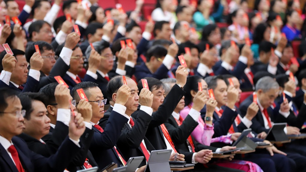 Các đại biểu biểu quyết thông qua các chương trình, kế hoạch tại phiên trù bị