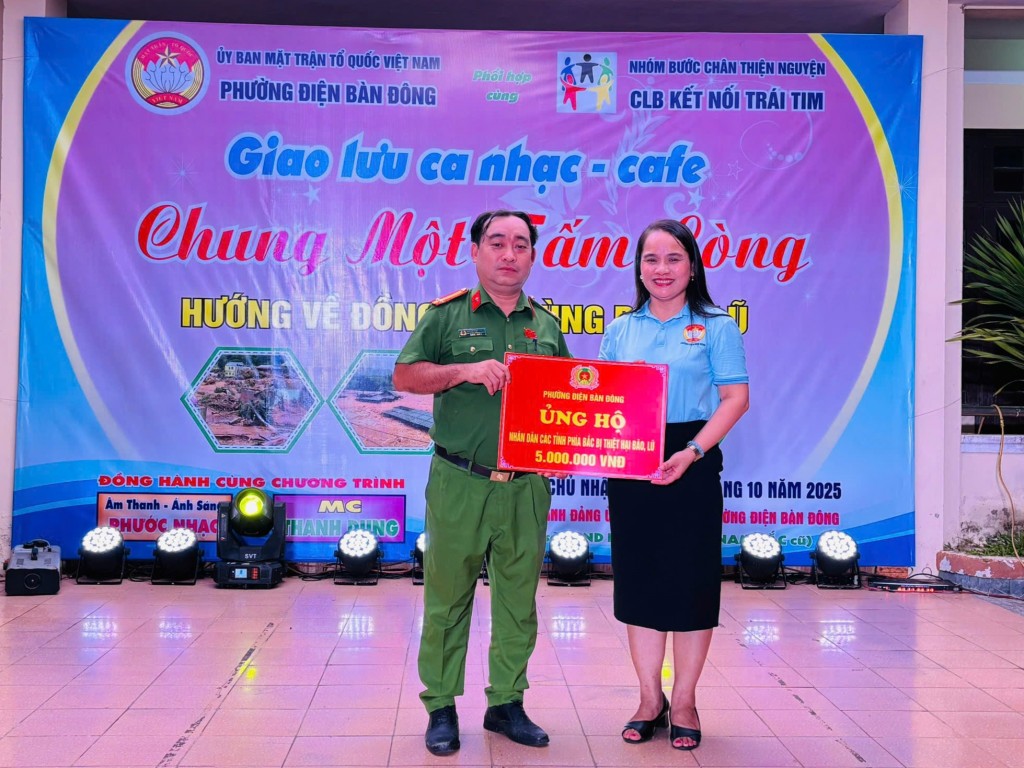 Công an phường Điện Bàn Đông ủng hộ người dân khắc phục hậu quả sau bão Công an phường Điện Bàn Đông ủng hộ người dân khắc phục hậu quả sau bão