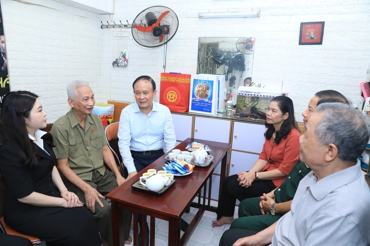 Chủ tịch HĐND thành phố Hà Nội Nguyễn Ngọc Tuấn thăm, tặng quà gia đình thương binh Đỗ Bình Tiến