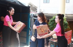 Ngành Giáo dục Hà Nội trao hơn 500 tấn hàng tặng bà con vùng lũ