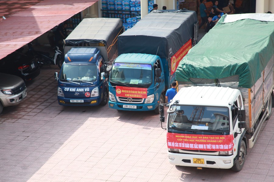Những chuyến xe của ngành Giáo dục Thủ đô dành tặng bà con vùng lũ của tỉnh Bắc Ninh