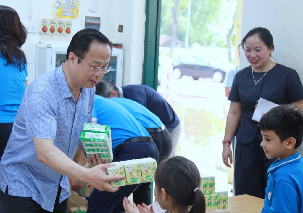 Giám đốc Sở GD&ĐT Hà Nội Trần Thế Cương thăm và tặng quà học sinh trường Tiểu học Việt Long, xã Đa Phúc