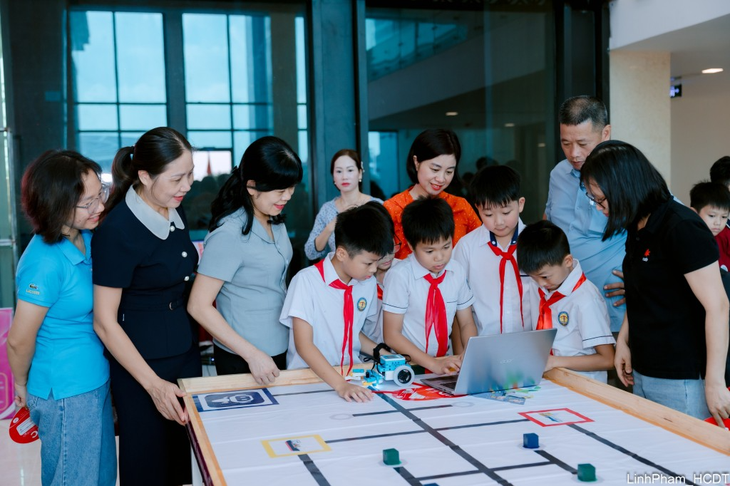 Giáo viên, học sinh các trường học trên địa bàn xã Đông Anh tham quan, trải nghiệm không gian kết nối, trải nghiệm sáng tạo công nghệ số