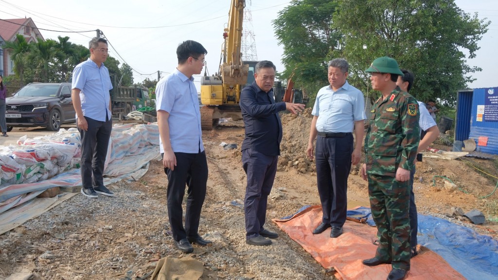 Chủ tịch UBND thành phố Hà Nội Trần Sỹ Thanh kiểm tra tình hình ngập lụt và chỉ đạo lực lượng chức năng nghiên cứu nâng cấp tuyến đê hữu Cầu