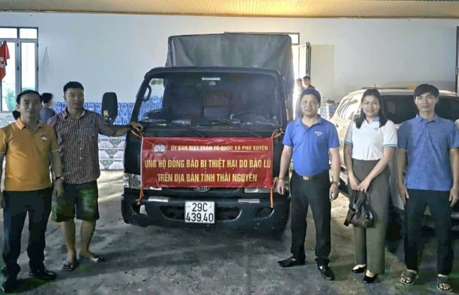 Nhân dân xã Phú Xuyên tiếp sức đồng bào vùng lũ