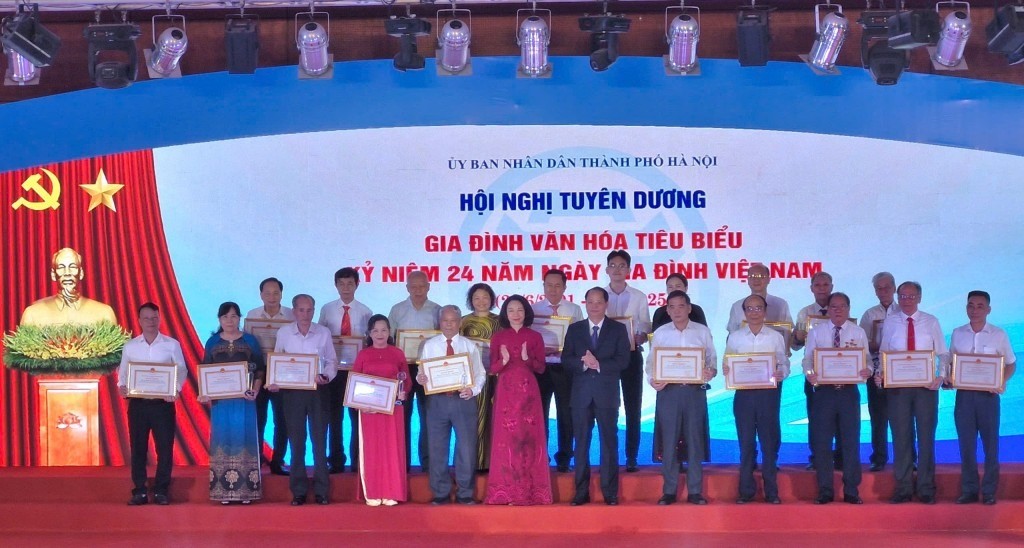 Đồng chí Nguyễn Doãn Toản - Trưởng ban Tuyên giáo và Dân vận Thành ủy Hà Nội và đồng chí Vũ Thu Hà - Phó Chủ tịch UBND thành phố tuyên dương các Gia đình văn hóa tiêu biểu của Thủ đô