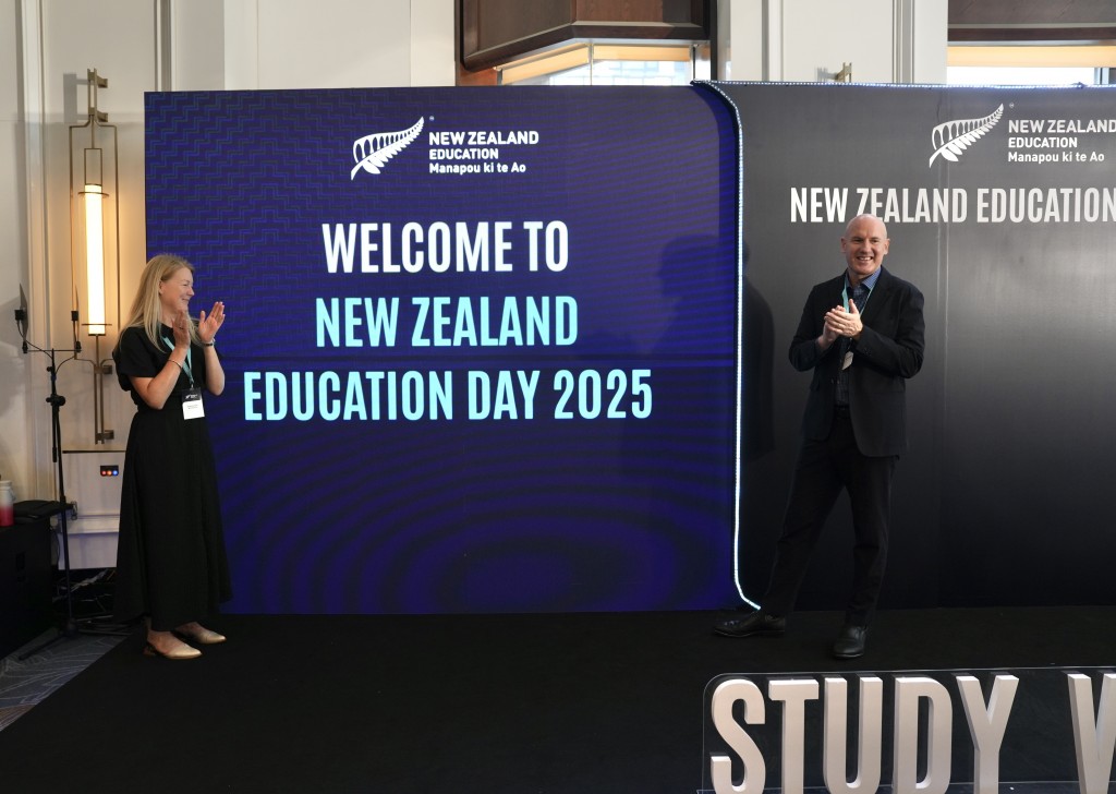 Ông Ben Burrowes cùng Bà Sharon-May – Giám đốc Phát triển Ngành, Cơ quan Giáo dục New