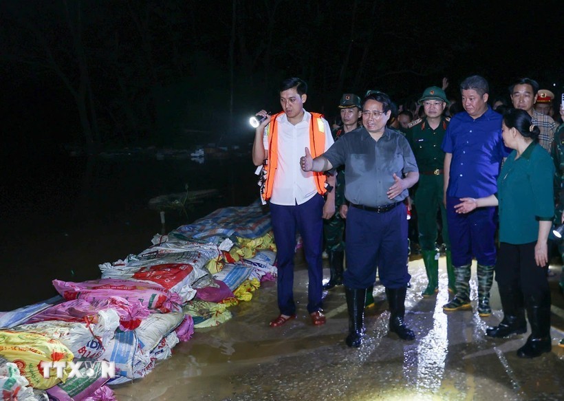 Thủ tướng Phạm Minh Chính chỉ đạo phòng chống lũ, ứng cứu sự cố, bảo đảm an toàn tuyến đê Hữu Cầu. 