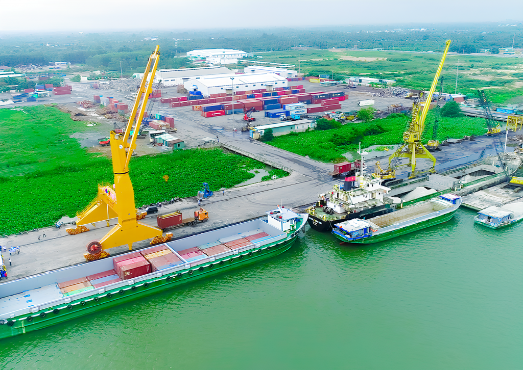 Hoạt động xuất nhập khẩu hàng hóa tại cảng Cái Cui, trung tâm logistics quan trọng của Cần Thơ