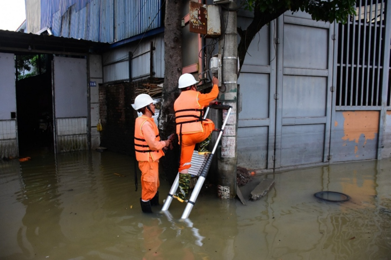Người dân vùng ngập, lụt phải tuân thủ nghiêm các quy định về an toàn điện