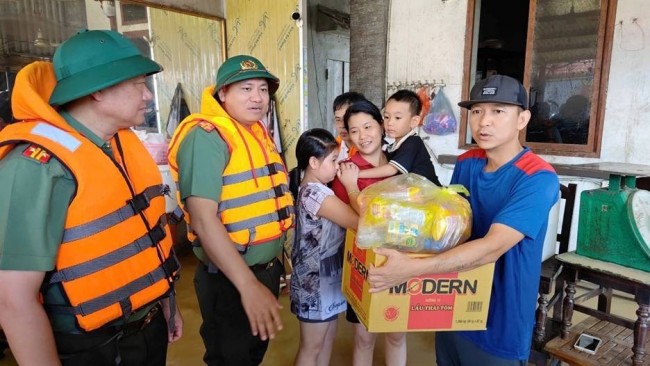 Ấm áp tình quân dân trong lũ lụt