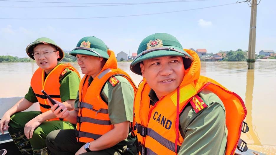 Đoàn công tác do Đại tá Nguyễn Tiến Đạt dẫn đầu đến thăm hỏi, động viên, tặng quà người dân trong khu vực bị ngập sâu tại xã Trung Giã