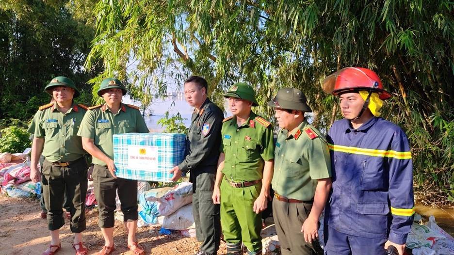 Đại tá Nguyễn Tiến Đạt đến thăm hỏi, tặng quà hỗ trợ người dân và các đơn vị đang làm nhiệm vụ trong khu vực bị ngập sâu