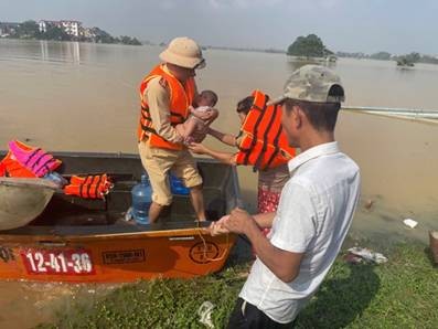 Trẻ sơ sinh, em bé, người gìa được lực lượng Công an TP Hà Nội hỗ trợ sơ tán đến nơi an toàn