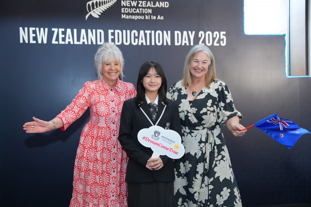 Màn trình diễn đồng phục mang lại góc nhìn trực quan về một phần đời sống học đường tại New Zealand.