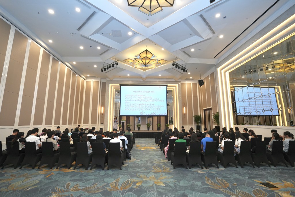 Đại diện các cán bộ chính phủ New Zealand chia sẻ thông tin về các chương trình học bổng Chính phủ New Zealand dành cho người học Việt Nam.