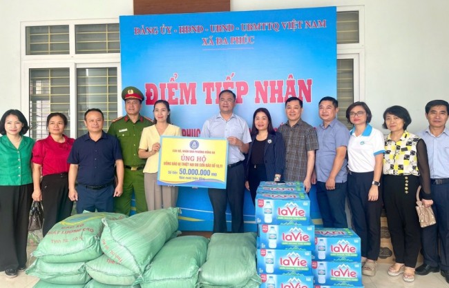Phường Đống Đa san sẻ yêu thương cùng người dân vùng ngập