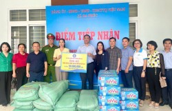 Phường Đống Đa san sẻ yêu thương cùng người dân vùng ngập