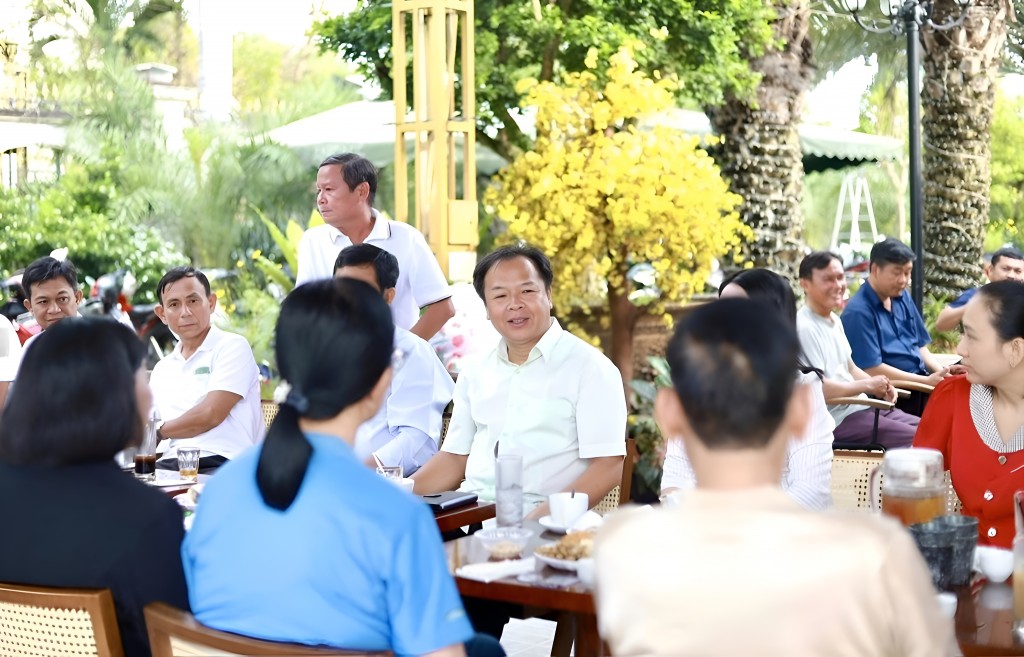Mô hình “Cà phê sáng với Nhân dân” tại phường Bình Dương tạo không gian đối thoại cởi mở, gần gũi giữa chính quyền và người dân