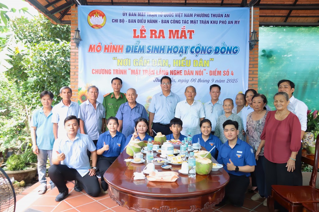 Người dân chia sẻ ý kiến trực tiếp với lãnh đạo tại “Điểm sinh hoạt cộng đồng - nơi gần dân, hiểu dân” ở phường Thuận An