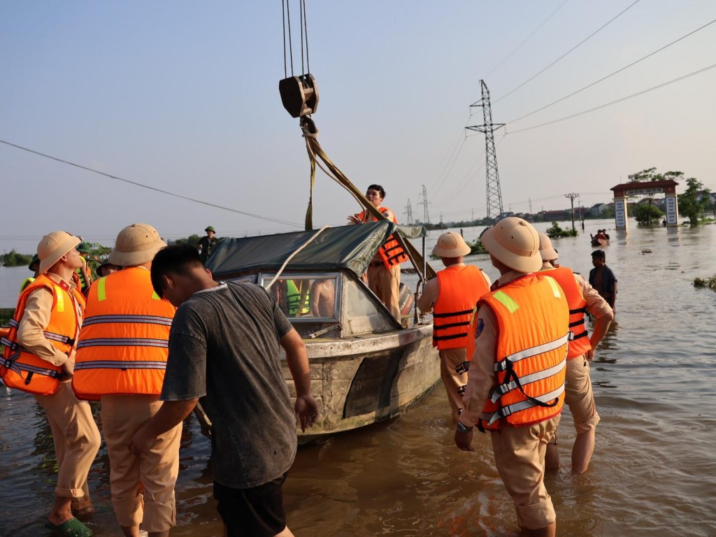 Nhiều khu vực bị ngập sâu, lực lượng Công an TP phải đưa cano vào hỗ trợ sơ tán người dân
