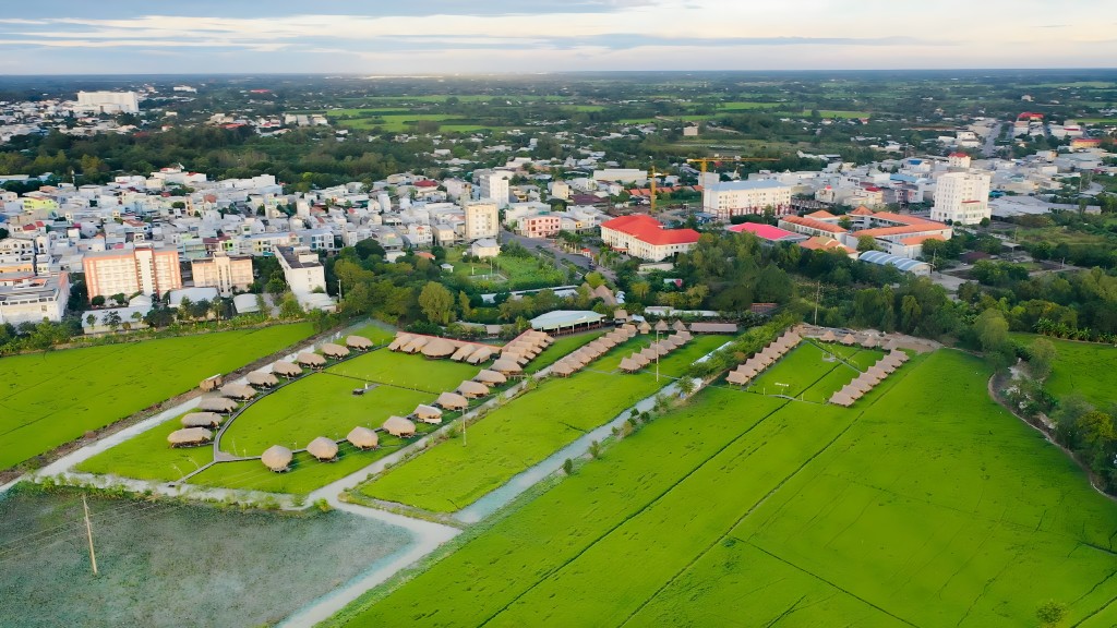 Những cánh đồng lúa, đồng sen, những vườn hoa, cây ăn trái… ở các địa phương thuộc tỉnh Đồng Tháp đã cộng hưởng tạo nên thương hiệu du lịch cho vùng đất sen hồng