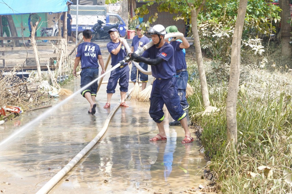 Lực lượng Cảnh sát PCCC và CNCH, Cảnh sát cơ động phun nước, quyét dọn trường học, đường ngõ, phòng chống dịch bệnh, giúp người dân vùng bị lũ sớm ổn định cuộc sống