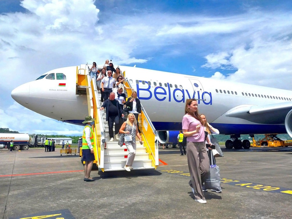 Chuyến bay mang số hiệu BRU 8197 của Hãng hàng không quốc gia Belavia (Belarusian Airlines) đã hạ cánh tại Cảng hàng không Quốc tế Phú Quốc. Đây là chuyến bay thẳng đầu tiên kết nối thủ đô Minsk (Belarus) với đặc khu Phú Quốc 