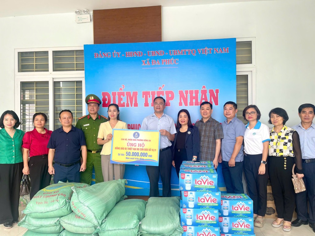 Đoàn công tác phường Đống Đa trao quà ủng hộ người dân xã Sóc Sơn Đoàn công tác phường Đống Đa trao quà ủng hộ người dân xã Sóc Sơn