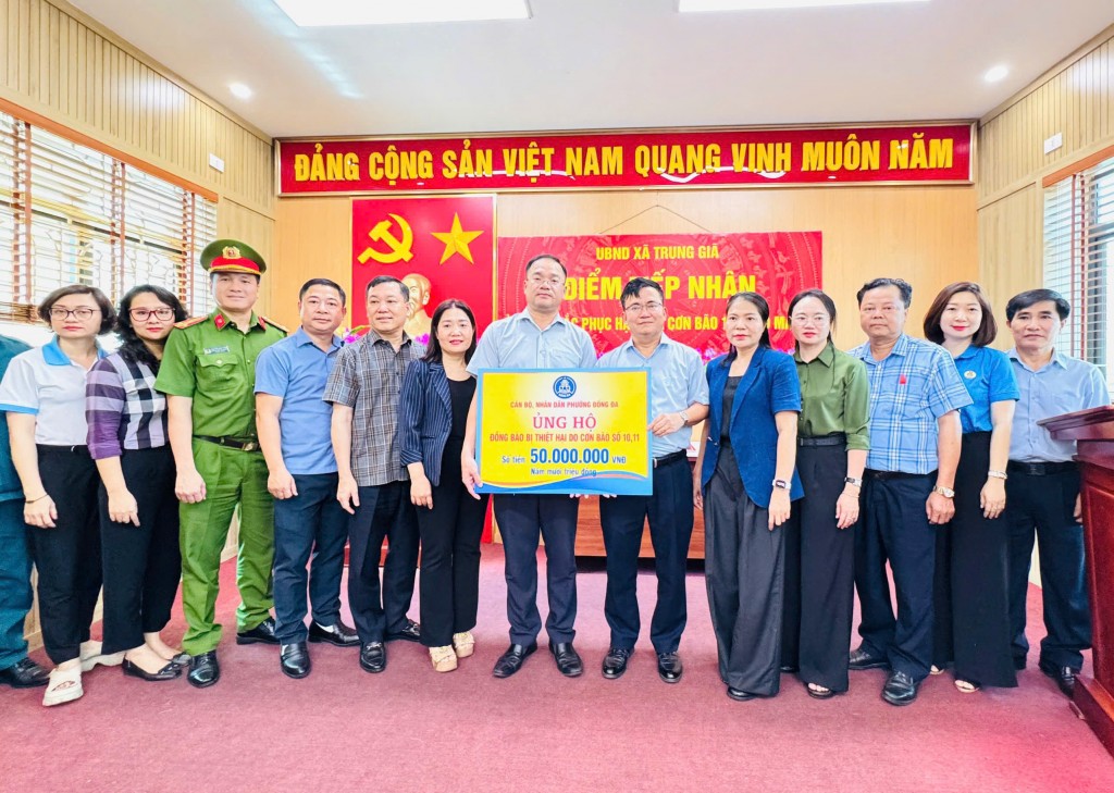 Đoàn công tác phường Đống Đa trao quà ủng hộ người dân xã Sóc Sơn Đoàn công tác phường Đống Đa trao quà ủng hộ người dân xã Sóc Sơn