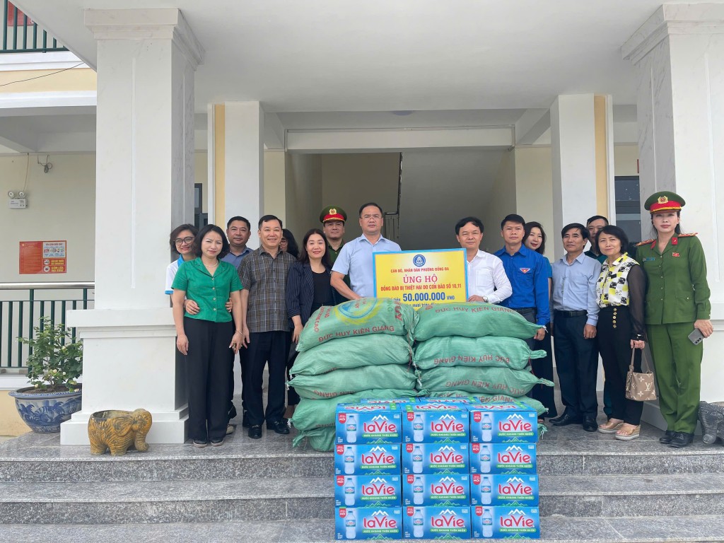 Đoàn công tác phường Đống Đa trao quà ủng hộ người dân xã Sóc Sơn Đoàn công tác phường Đống Đa trao quà ủng hộ người dân xã Sóc Sơn