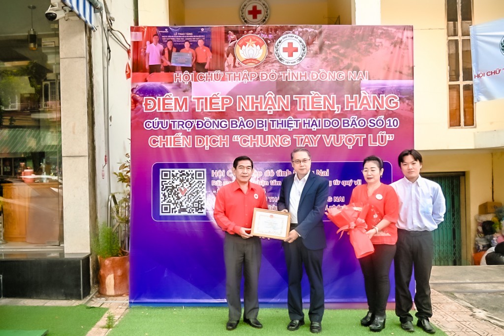 Chủ tịch Hội Chữ thập đỏ tỉnh Đồng Nai Nguyễn Tấn Hưng trao bằng tri ân đến lãnh đạo Công ty cổ phần hữu hạn Vedan Việt Nam vì đã tham gia ủng hộ đồng bào khắc phục hậu quả do thiên tai
