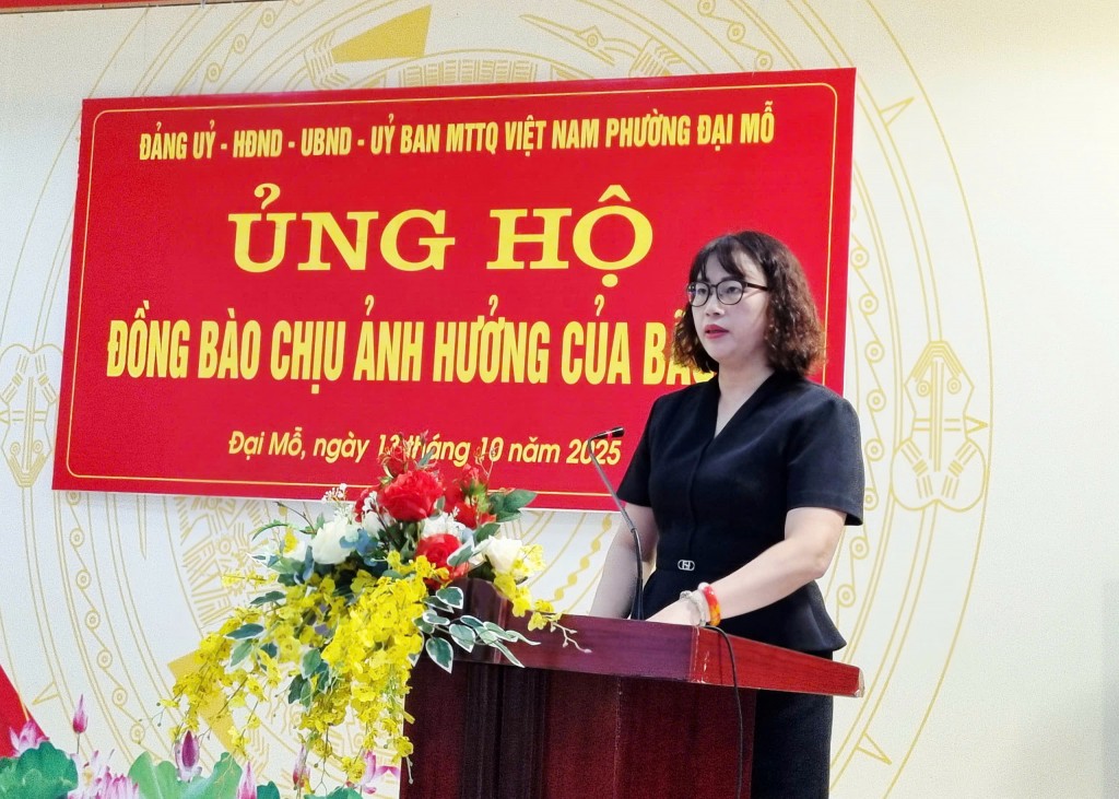 Ủy viên Ban Thường vụ Đảng ủy, Chủ tịch Ủy ban MTTQ Việt Nam phường Đại Mỗ Lê Thị Bích Hà phát động quyên góp, ủng hộ đồng bào bị bão lũ