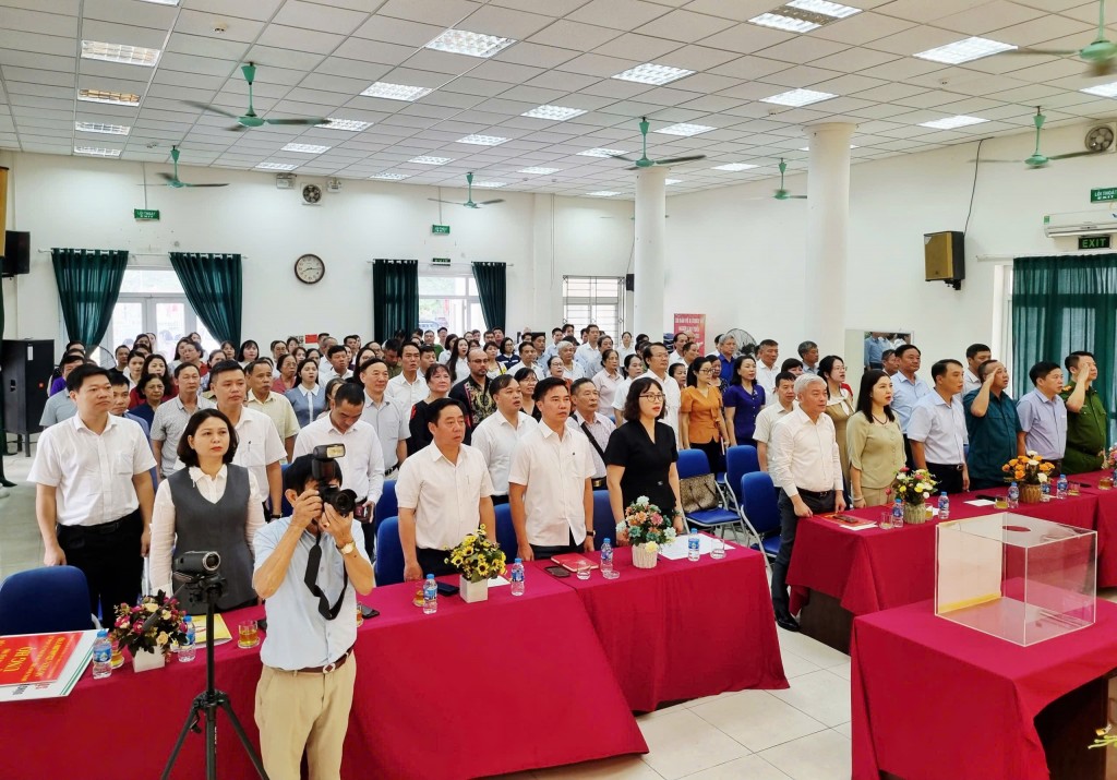 Các đại biểu thực hiện nghi thức chào cờ tại Lễ phát động ủng hộ đồng bào bị bão lũ