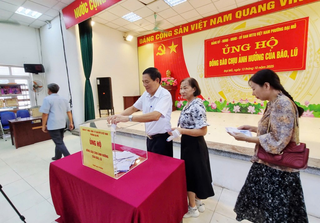 Các đồng chí lãnh đạo Đảng uỷ, cán bộ công chức phường quyên góp, ủng hộ đồng bào bị bão lũ tại Lễ phát động