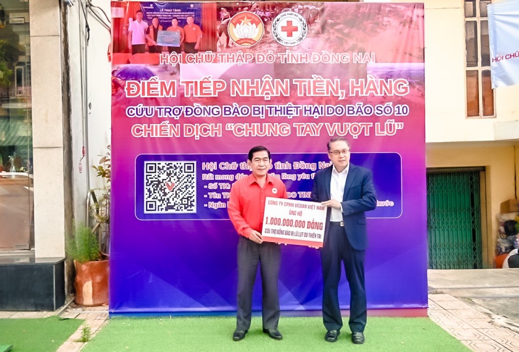Tổng giám đốc Vedan Việt Nam - Ông Ni Chih Hao đại diện công ty trao 1 tỷ đồng cho hội Chữ Thập Đỏ tỉnh Đồng Nai