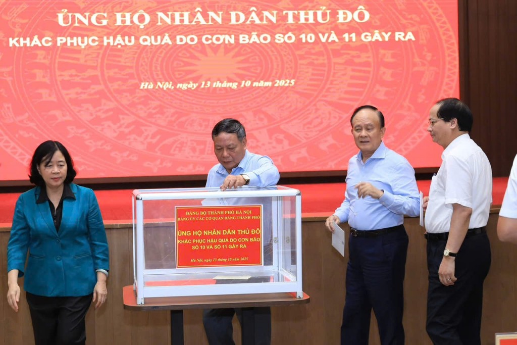 Ủy viên Bộ Chính trị, Bí thư Thành ủy Hà Nội Bùi Thị Minh Hoài và các đồng chí Thường trực Thành ủy ủng hộ nhân dân Thủ đô khắc phục hậu quả do bão số 10 và 11 gây ra. 