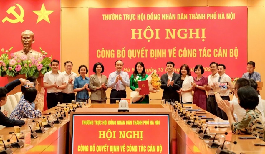 Thường trực HĐND thành phố chúc mừng đồng chí Phạm Thị Thanh Hương. Ảnh: Hải Lê