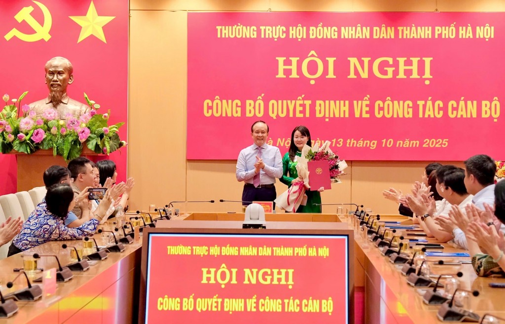 Chủ tịch HĐND thành phố Hà Nội Nguyễn Ngọc Tuấn trao quyết định cho đồng chí Phạm Thị Thanh Hương. Ảnh: Hải Lê