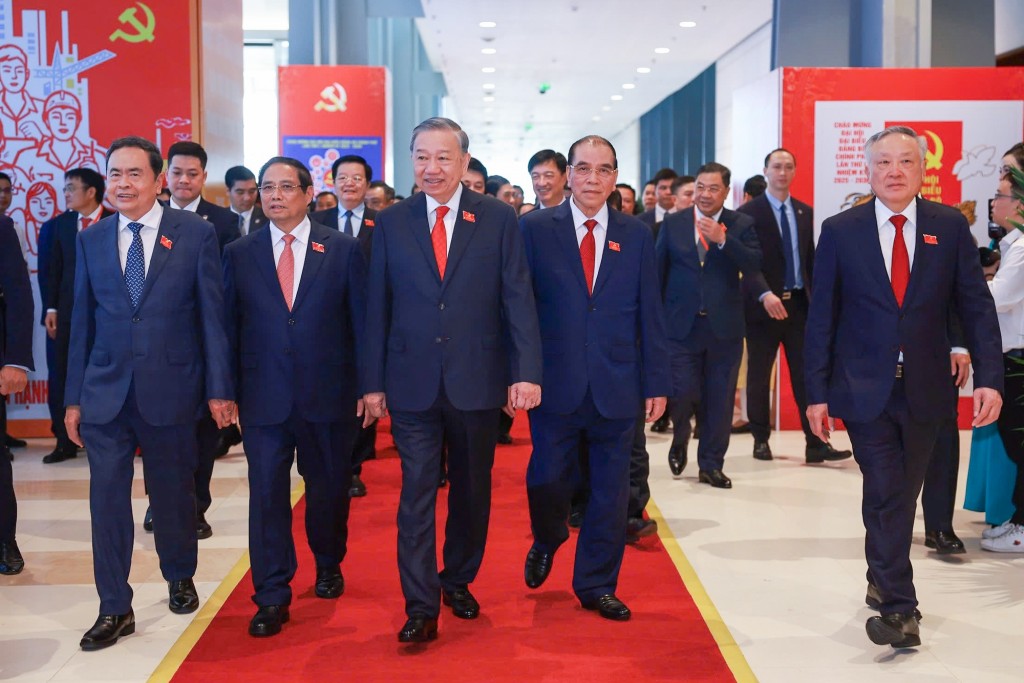 Tổng Bí thư Tô Lâm, nguyên Tổng Bí thư Nông Đức Mạnh, Thủ tướng Phạm Minh Chính, Chủ tịch Quốc hội Trần Thanh Mẫn, Phó Thủ tướng Thường trực Chính phủ Nguyễn Hòa Bình tham quan triển lãm chào mừng Đại hội - Ảnh: VGP/Nhật Bắc