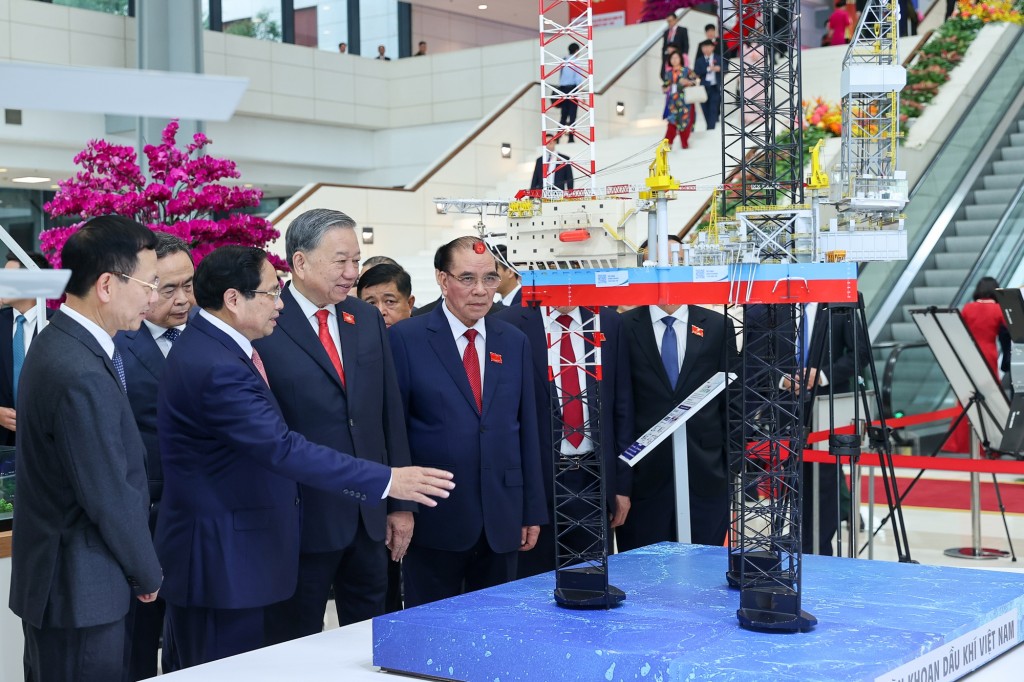 Tổng Bí thư Tô Lâm, Thủ tướng Phạm Minh Chính, Chủ tịch Quốc hội Trần Thanh Mẫn thăm các trưng bày tại triển lãm chào mừng Đại hội - Ảnh: VGP/Nhật Bắc