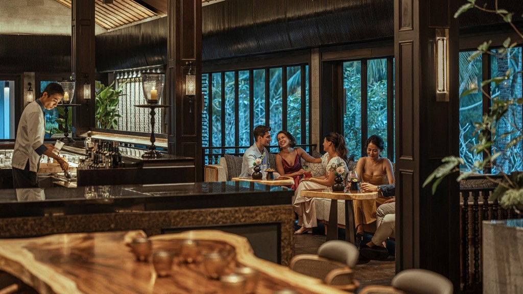 Khu nghỉ dưỡng sở hữu hệ thống nhà hàng đa dạng, tiêu chuẩn quốc tế, trong đó có NAYUU - nhà hàng Omakase hàng đầu tại miền Trung với mỗi bữa ăn là một hành trình ẩm thực độc nhất được đầu bếp tỉ mỉ dụng tâm chế biến từ nguồn nguyên liệu tươi mới, thượng hạng. 