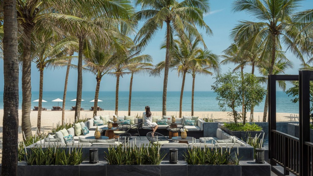 Sol & Sao Bar là một trải nghiệm mới tại khu nghỉ dưỡng trong năm nay, nơi du khách có thể thưởng thức những ly cocktail tinh tế từ bộ sưu tập rượu Sherry lớn nhất Việt Nam với hơn 40 loại.