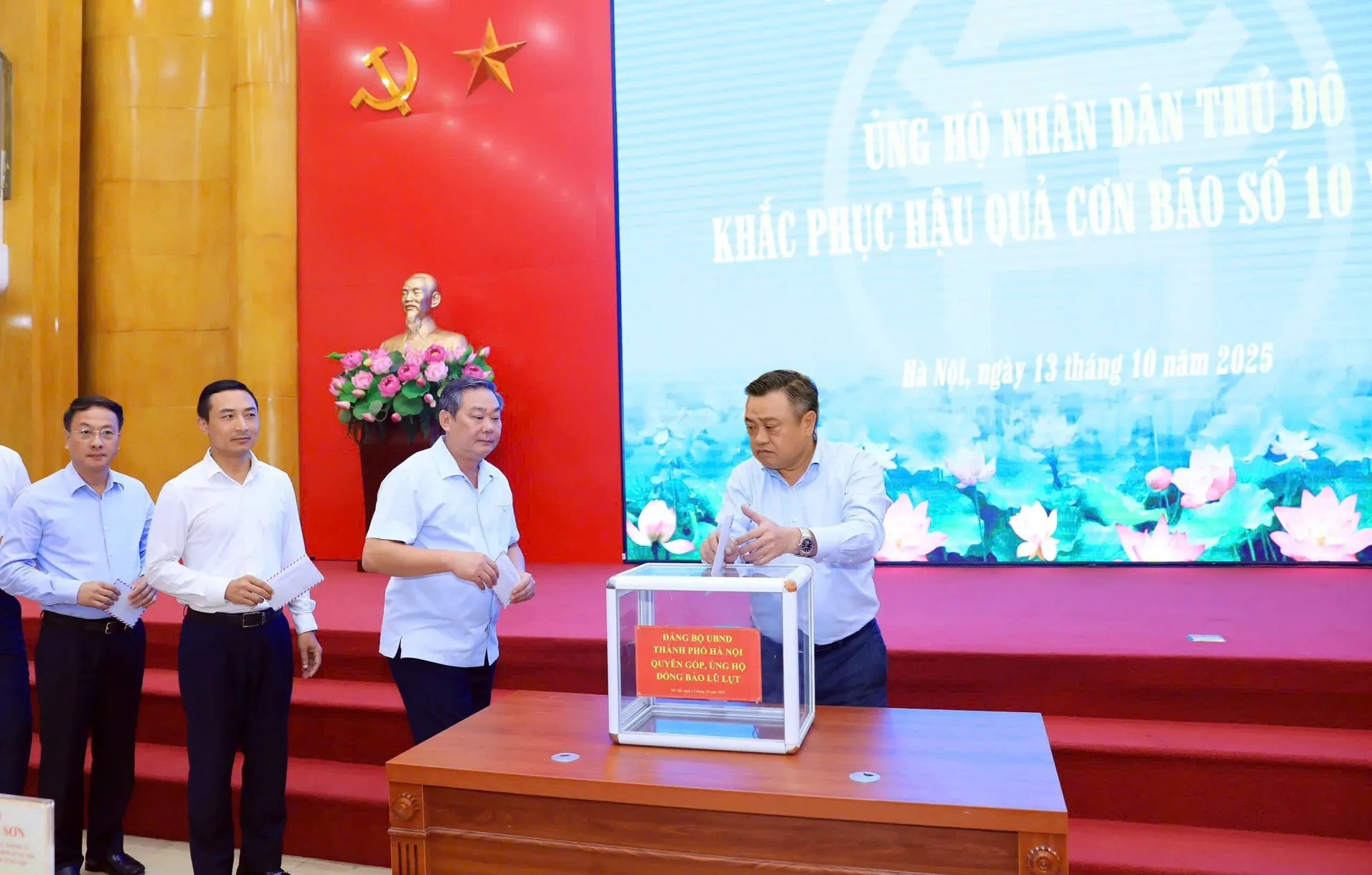 hủ tịch UBND TP Hà Nội Trần Sỹ Thanh; Ủy viên Ban Thường vụ Thành ủy, Phó Bí thư Thường trực Đảng ủy, Phó Chủ tịch Thường trực UBND TP Hà Nội Lê Hồng Sơn và các đại biểu tham gia ủng hộ Nhân dân Thủ đô chịu ảnh hưởng trực tiếp của cơn bão số 10 và số 11