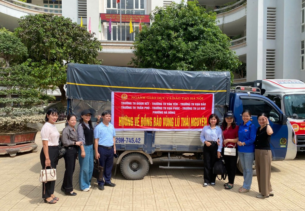 Những chuyến xe chở quà nghĩa tình lên đường hướng về vùng lũ