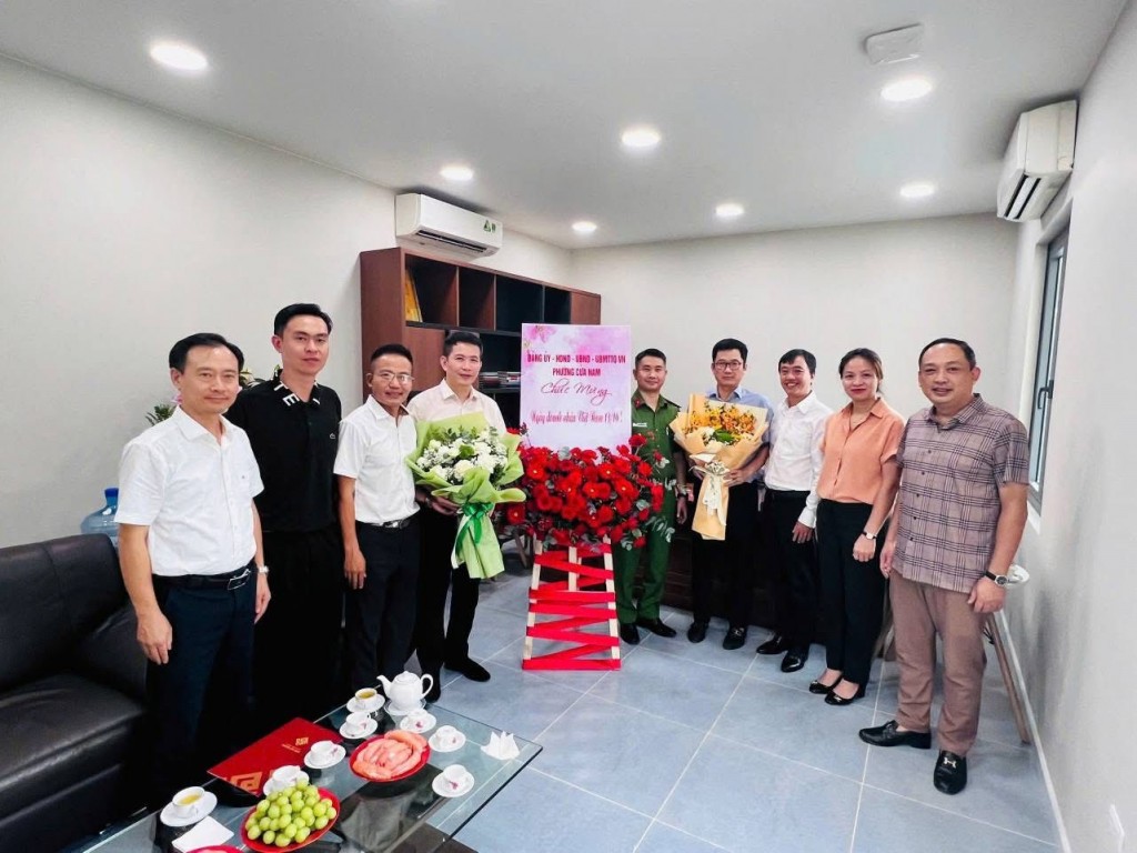 Đồng chí Phạm Tuấn Long – Bí thư Đảng ủy, Chủ tịch HĐND phường Cửa Nam trao tặng Giấy chúc mừng Ngày Doanh nhân Việt Nam 13/10 cho đại diện doanh nghiệp tiêu biểu trên địa bàn.