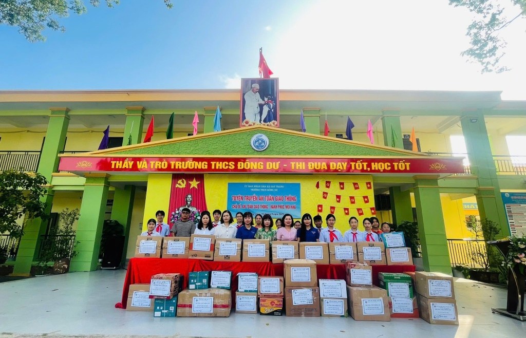 Những chuyến xe chở đầy yêu thương đến với học sinh vùng lũ