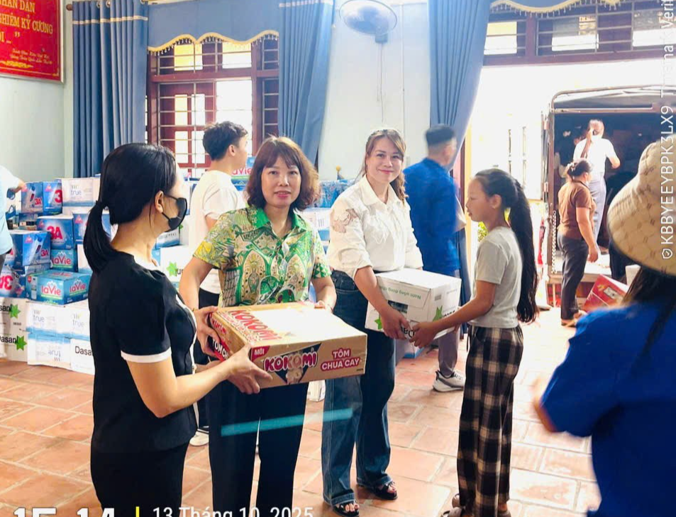 Những chuyến xe chở đầy yêu thương đến với học sinh vùng lũ