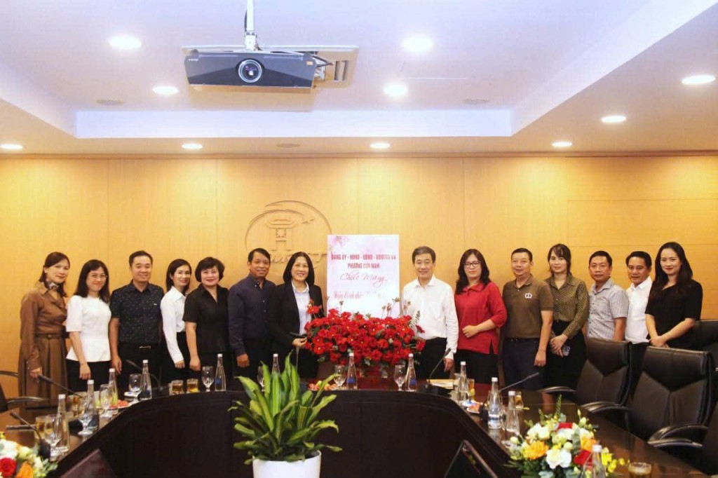 Đoàn công tác của Đảng ủy – HĐND – UBND – Ủy ban MTTQ Việt Nam phường Cửa Nam thăm và chúc mừng các doanh nghiệp nhân kỷ niệm Ngày Doanh nhân Việt Nam (13/10/2004 – 13/10/2025).